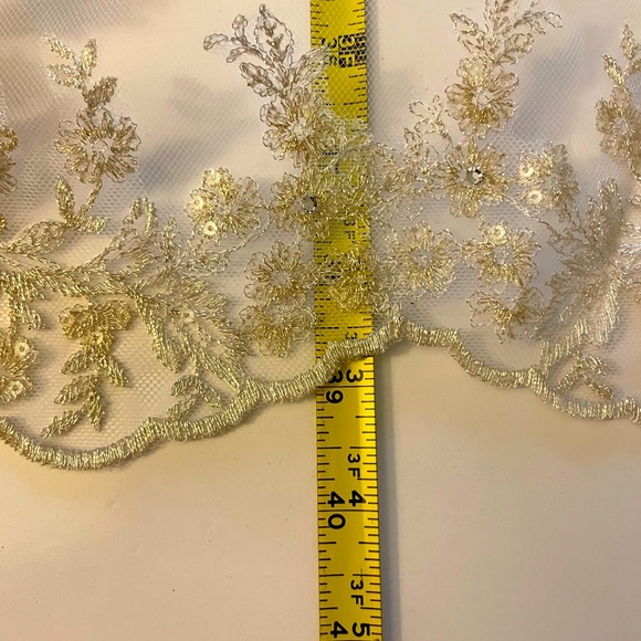 Scalloped Edge Lace Bridal Veil - Picture 16 of 16